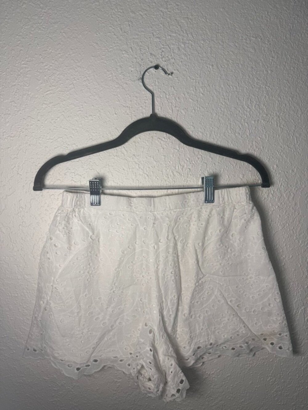 DO+BE White Eyelet Embroidered Scalloped Shorts Size Small